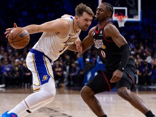 Vľavo hráč Los Angeles Lakers Luka Doncič.