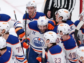 Leon Draisaitl (29) z tímu Edmonton Oilers sa po dosiahnutí 1000. bodu teší so spoluhráčmi.