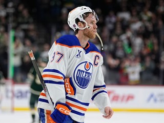 Connor McDavid korčuľuje z ľadu po zápase zámorskej NHL.