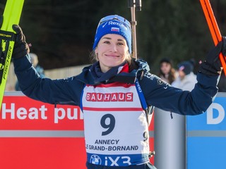 Paulína Bátovská Fialková na ceremoniáli po pretekoch šprintu v Annecy-Le Grand Bornand.