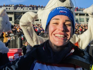 Paulína Bátovská Fialková sa teší po pretekoch šprintu v Annecy-Le Grand Bornand.