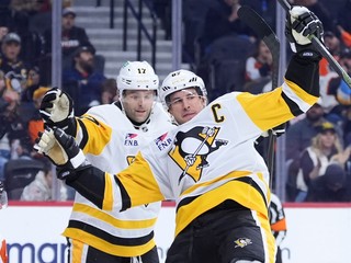 Kapitán Pittsburghu Penguins Sidney Crosby (87) sa teší z gólu proti Philadelphii Flyers.