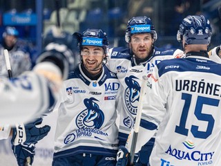 Hokejisti Popradu sa tešia z gólu.