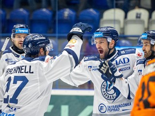 Kapitán Popradu Adam Cracknell (vľavo) mal proti Košiciam bilanciu 3+2.