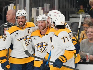 Nashville Predators oslavujú gól. 
