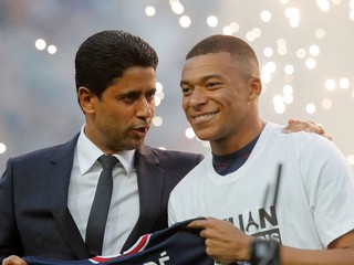 Prezident PSG Nasser Al-Khelaifi (vľavo) hovorí s Kylianom Mbappém z PSG.