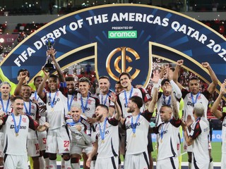 Bruno Henrique (Flamengo) dvíha trofej po víťazstve medzi Cruz Azul a Flamengo.