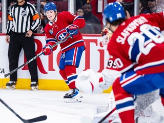 Na snímke slovenský hráč Montrealu Juraj Slafkovský (vpravo) a jeho spoluhráč Cole Caufield (vľavo).