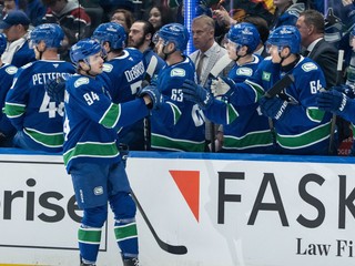 Hráč Vancouveru Canucks Linus Karlsson (94) oslavuje gól so spoluhráčmi.