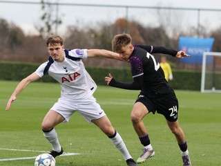 Futbalisti Slavie Praha a Tottenhamu do 19 rokov.