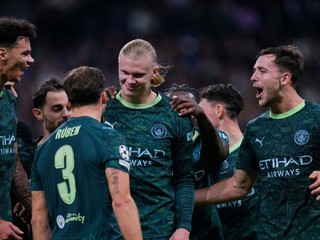 Erling Haaland (v strede) oslavuje gól so spoluhráčmi Manchestru City.