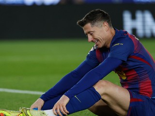 Poľský futbalista Robert Lewandowski v drese Barcelony.
