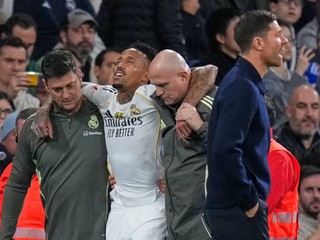 Eder Militao z Realu Madrid odišiel z ihriska za pomoci realizačného tímu.