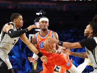 Rozohrávač Oklahoma City Thunder Gilgeous-Alexander v zápase NBA s hráčmi San Antonio Spurs Johnsonom (3) a Castlom (5).