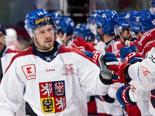 Hokejisti Česka oslavujú gól proti Švajčiarsku.