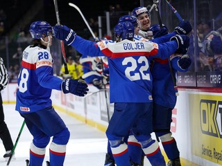 Radosť slovenských hokejistov po strelenom góle na MS U20.