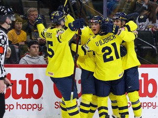 Hokejisti Švédska oslavujú gól.