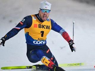 Lucas Chanavat finišuje vo finále šprintu.