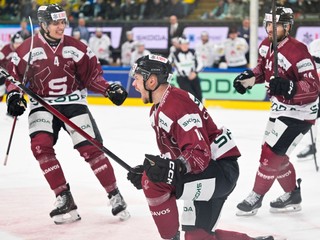 Filip Chlapík z Prahy oslavuje po strelení gólu počas zápasu medzi HC Sparta Praha a tímom Kanady na turnaji Spengler Cup.