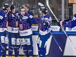 U.S. Collegiate Selects oslavuje gól. 