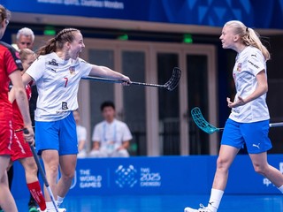 České florbalistky oslavujú gól.