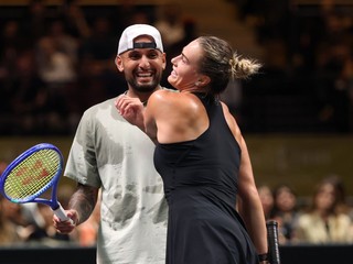 Nick Kyrgios (vľavo) a Aryna Sabalenková si podávajú ruky pri sieti počas zápasu.