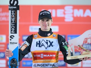 Slovinský skokan na lyžiach Domen Prevc sa teší po triumfe v Klingenthale.