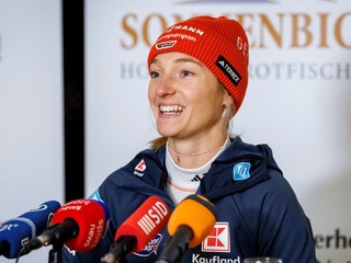 Katharina Schmidová hovorí počas tlačovej konferencie.