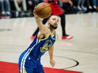 Stephen Curry v zápase proti Portlandu.