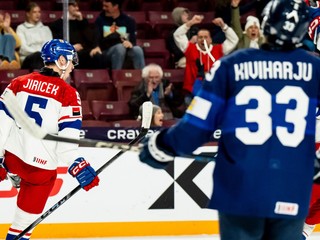 Adam Jiříček sa teší z gólu v zápase Česko - Fínsko na MS v hokeji U20 2026.