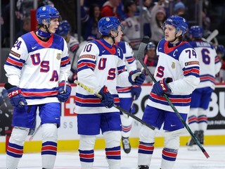 Radosť hráčov USA po strelení gólu do siete Švajčiarska.