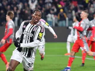 Hráč Juventusu Turín Jonathan David sa teší z gólu.