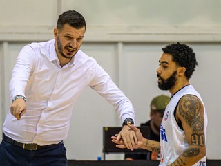 Na snímke zľava hlavný tréner Spišských Rytierov Saša Janković, Joshua Stephen Jefferson (Spišská Nová Ves.