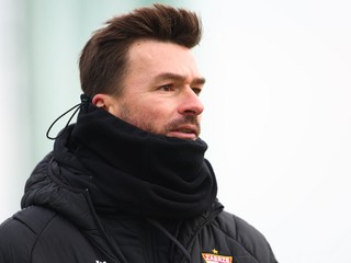 Hlavný tréner Górniku Zabrze Michal Gašparík sleduje svojich zverencov v prípravnom zápase MŠK Žilina - Górnik Zabrze.