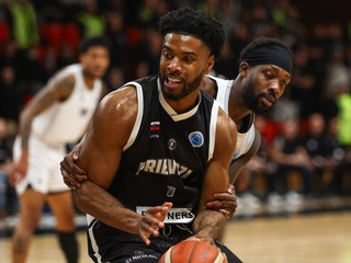 Na snímke zľava Sage Tolbert III (Prievidza) a Patrick Beverley (PAOK) bojujú o loptu.