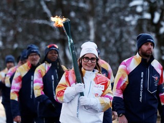 Olympijský oheň prichádza do dejiska hier.