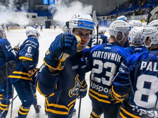 Na snímke uprostred Martin Belluš (Spišská Nová Ves) sa teší z víťazstva po zápase 43. kola.