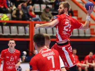 Na snímke uprostred s loptou Marek Hlinka (Považská Bystrica) počas zápasu.