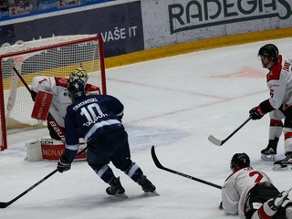 Na snímke zľava Ryan Dmowski (Bratislava), Justin Lee (Banská Bystrica).