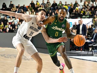 Na snímke vpravo Rickey McGill (Levice) a vľavo Alen Pjanič (Würzburg) v druhom stretnutí play-in Ligy majstrov Patrioti Levice - Würzburg.