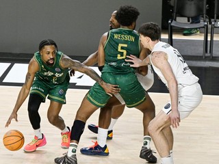 Na snímke vľavo Rickey McGill (Levice) a vľavo Christian Skladanowski (Würzburg) v druhom stretnutí play-in Ligy majstrov Patrioti Levice - Würzburg.
