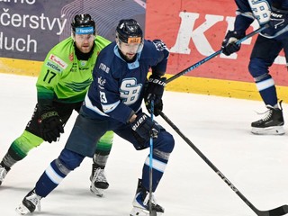 Na snímke vpravo Martin Bakoš (Slovan) a vľavo Michal Jurčák (Žilina) počas zápasu 39. kola Tipsport ligy.