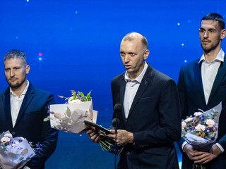 Na snímke tréner basketbalistov Patrioti Levice zľava Michal Madzin, tréner Ladislav Garaj a basketbalista Boris Bojanovský prebrali kolektívne ocenenie.