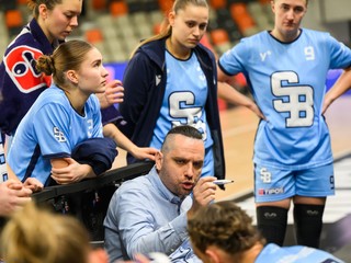 Uprostred tréner BC Slovan Aleksandar Tomič. 