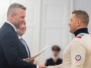 Na snímke zľava prezident SR Peter Pellegrini s menovacím dekrétom na ZOH2026 počas zloženia sľubu. Na snímke vpravo slovenský sánkar Jozef Ninis.