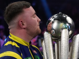 Luke Littler s trofejou pre víťaza MS v šípkach 2026.