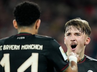 Hráči Bayernu oslavujú v zápase s Kolínom.