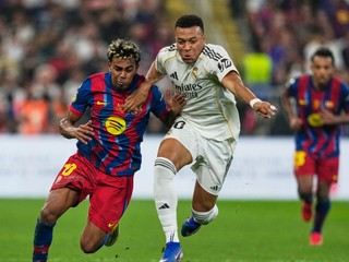 Lamine Yamal z Barcelony (vľavo) bojuje o loptu s Kylianom Mbappém z Realu Madrid počas finálového zápasu španielskeho Superpohára.