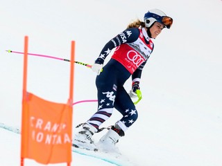 Lindsey Vonnová po páde smeruje do cieľa zjazdu v Crans Montane.