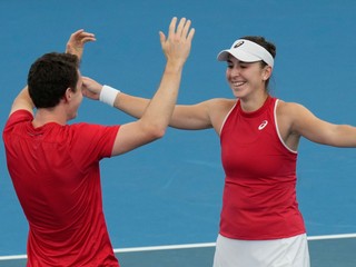 Belinda Benčičová a Jakub Paul oslavujú víťazstvo nad Belgickom.